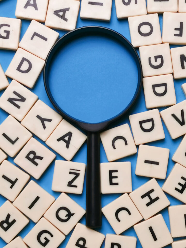 Lupe innerhalb von Scrabble-Buchstaben